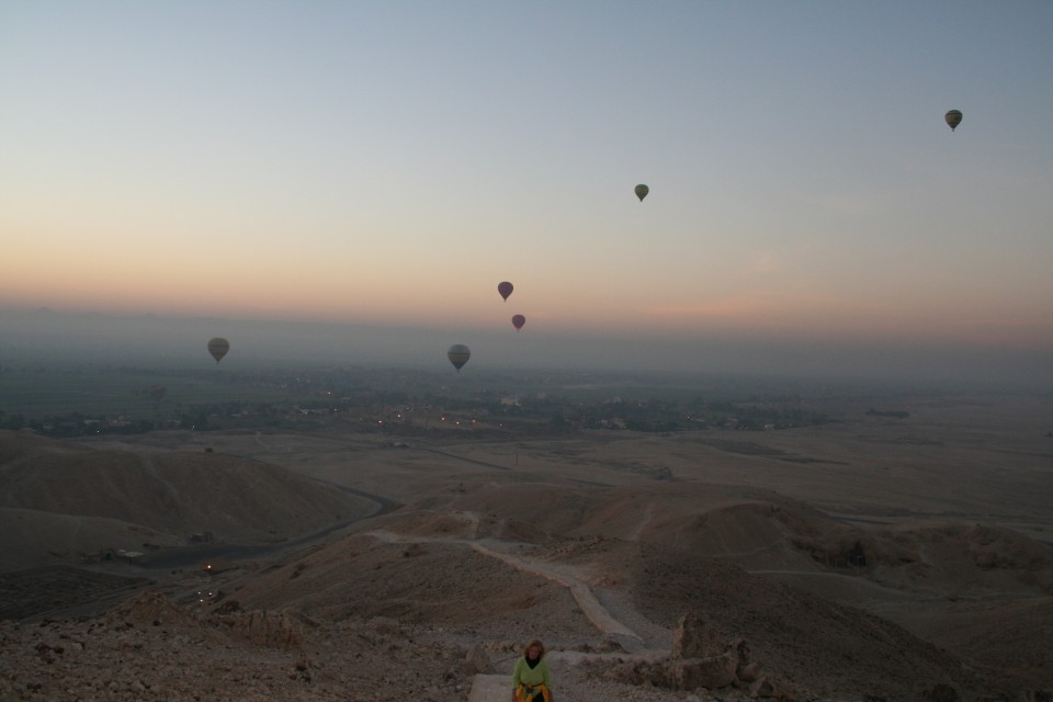 Achtsamkeit: Sonnenaufgang über Luxor, Ballons steigen auf