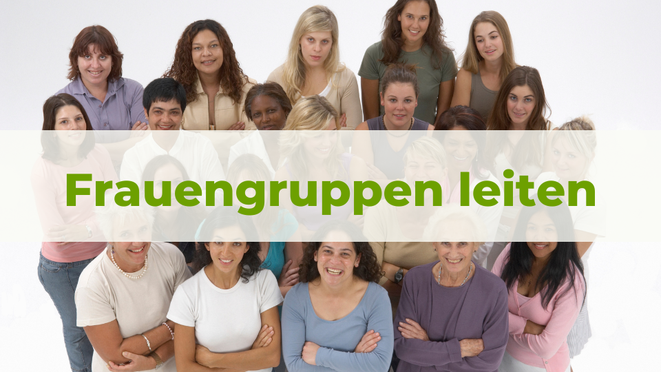 Eine Frauengruppe, die sich für ein Foto aufgestellt hat