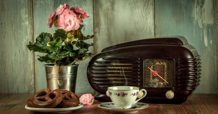Interview im Seelenradio: altes Radio, Rose, Kaffeetasse und Schokolade